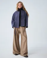 Pantalón sastrero color beige, de lana fría y viscosa italiana, con pinzas delanteras, tiro medio bajo, largo hasta los talones, cierre en cartera y botón, pinza horizontal en la espalda y bolsillos ojal.