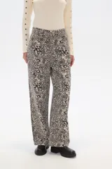 Pantalón ancho de algodón con estampado abstracto en tonos beige y negro, de tiro alto y con bolsillos laterales.
