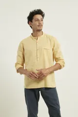 Camisa de lino rosada, de manga larga con cuello mao y cierre parcial con botones.