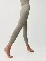 Legging 7/8 color gris topo, confeccionada en tejido Shape_Tech, con perforaciones decorativas en degradé en la parte inferior de la pierna y bolsillo trasero en la cinturilla.
