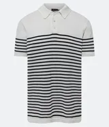 Polo de hombre con corte comfort, confeccionada en tejido de punto de algodón a rayas horizontales blancas y negras. Tiene cuello inglés con botones y mangas cortas.