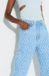 Pantalón de jean celeste con estampado de chevrón blanco.