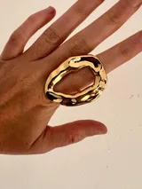 Anillo plateado de aleación con forma irregular.