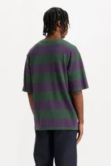 Remera de manga corta a rayas horizontales verdes y violetas, con cuello redondo y bolsillo en el pecho.