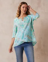 Blusa de gasa estampada marca Ruby Rd. con cuello redondo, escote en V con aplique metálico, delantera con sobre capa y terminación asimétrica. Manga ¾ amplia.