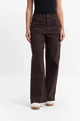 Pantalón de corte recto con estampado animal print en tonos marrones.