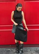 Bolso de hombro grande de gamuza negra con forro de ecocuero.