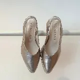 Zapato plateado de cuero, con punta fina y tira trasera.