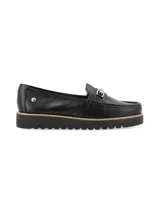 Mocasín de cuero negro con detalle de hebilla dorada y suela track.