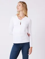 Remera blanca de modal con escote en V entrelazado y abertura tipo ojal, de manga larga.