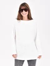 Buzo negro de tejido waffle, con cuello redondo y calce holgado.