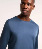 Remera deportiva azul para hombre, modelo comfort, confeccionada en tejido de poliéster con tecnología Dry, cuello redondo y mangas largas.