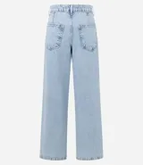 Pantalón wide leg de jeans marmorizado celeste, con bolsillos delanteros y traseros, cintura con trabillas, cierre con botón y cremallera, y abertura lateral en el bajo.
