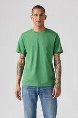 Remera verde de manga corta con bolsillo en el pecho.