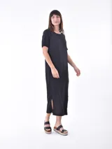Vestido midi negro de corte recto y mangas cortas.