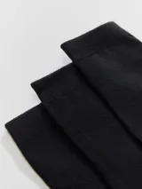 Kit de tres pares de medias blancas de algodón de corte medio.