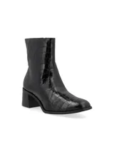 Bota de caña media color marrón con estampado croco, taco cuadrado y punta cuadrada.