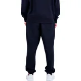 Pantalón de jogging negro de New Balance, modelo Essentials Stacked Logo, confeccionado en tejido de rizo francés, con cintura elástica con cordón y logo estampado en blanco en la pierna izquierda.