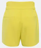 Bermuda blanca de poliéster con cintura elástica, cierre con cremallera y botones, y bolsillos laterales.