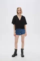 Blusa color crema de viscosa con escote en V y mangas cortas acampanadas.
