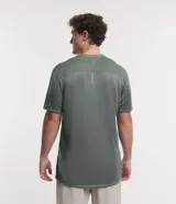Remera deportiva blanca de poliéster, con cuello redondo, mangas cortas y recortes laterales.