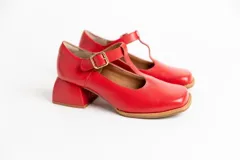 Guillerminas de cuero color crema con taco bloque de 6 cm y hebilla dorada.