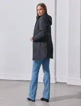 Campera negra capitoneada marca Weatherproof, con capucha desmontable, cierre central y bolsillos delanteros.