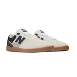 Championes New Balance NM508RDO color crema con detalles en negro y suela marrón.