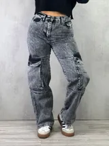 Jean cargo de corte wide leg, color gris, con detalles en los bolsillos y diseño relajado.