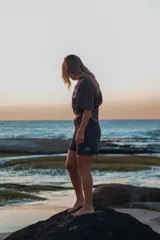 Short de jean negro con terminaciones desflecadas.