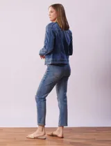 Campera de jean azul, marca Baccini, con cierre frontal, bolsillos delanteros y composición de 70% algodón, 26% poliéster, 3% rayón y 1% elastano.