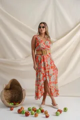 Vestido midi de crepe de seda estampado con hilos de lurex, con escote cruzado y lazo en la cintura. Falda cruzada con volado irregular.