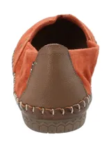 Alpargatas RKF Laurie color ladrillo de cuero suede con tachas metálicas y suela de goma antideslizante.