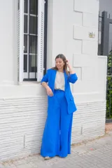 Pantalón de vestir azul eléctrico, de corte palazzo y tiro alto.