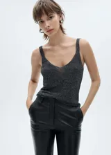 Top de punto fino color gris con lúrex, cuello pico y tirantes finos.