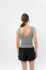 Top negro de calce ajustado con escote en V profundo en el frente y en la espalda. Confeccionado en tejido elástico de viscosa y elastano.
