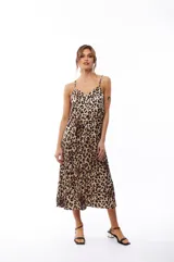 Vestido midi color crema con estampado floral en tonos borgoña, de breteles finos y escote en V.
