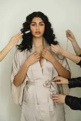 Bata color crema confeccionada en seda, con lazo de ajuste en la cintura.