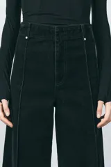 Pantalón de jean negro de pana, de corte wide leg y tiro alto.