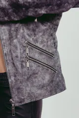 Campera gris de cuero ovino con efecto vintage, cierre frontal y bolsillos con cremallera.
