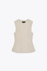 Top color crema, de cuello redondo y sin mangas. Tiene cintura entallada y bajo con pinzas acabado peplum. Cierre frontal con cremallera oculta en costura.