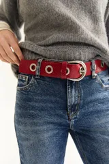 Cinto rojo acharolado con hebilla plateada y ojalillos metálicos.