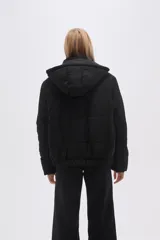 Campera puffer color rosa pálido con capucha, cierre frontal con cremallera y bolsillos laterales.