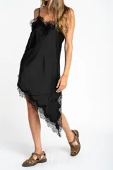 Vestido midi marrón satinado con breteles finos y detalles de encaje en escote y ruedo.