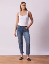 Jean recto de denim azul, marca Royalty.