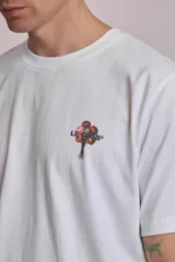 Remera gris con estampado pequeño en el pecho.