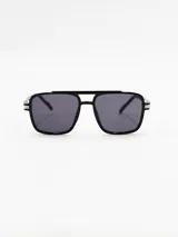 Lentes de sol negros con marco cuadrado y doble puente.