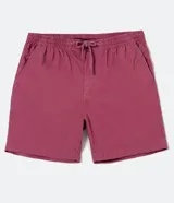 Bermuda masculina de sarga color rosa, corte slim fit, con cintura elástica ajustable con cordón, bolsillos laterales y bolsillo trasero.
