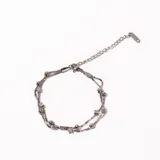 Pulsera plateada de doble cadena con esferas y estrellas.