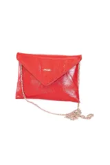 Cartera de fiesta tipo sobre color rojo charol con asa de cadena metálica plateada.